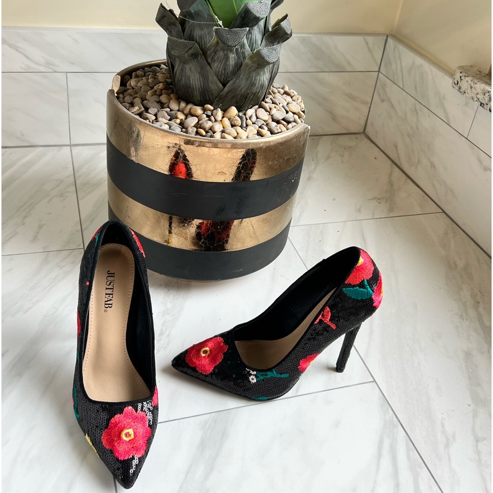 Super detailed embroidered and sequencing 5” heel. Beautiful design